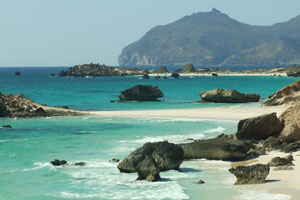 La superbe plage de Fizayah, les eaux turquoise de la Mer d’Arabie and les Montagnes du Dhofar en arrière-plan. 