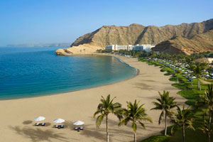 La magnifique plage d’un hôtel dans le nord de l’Oman. 