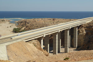 L’autoroute côtière à Qalhat, près de Sur, dans le nord de l’Oman.