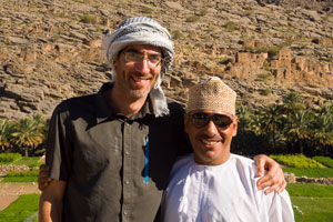 Paul, le directeur d'Oman Self Drive Tours, et Qais, un chauffeur omanais.