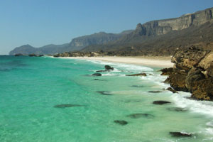 Une superbe plage de sable blanc du Dhofar, dans le sud de l’Oman.
