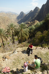 Randonneurs faisant une pause au cours d’une marche dans les montagnes du Hajar Occidental, près du Wadi bani Awf, en Oman.