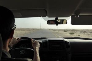 Touriste au volant dans la plaine centrale omanaise.